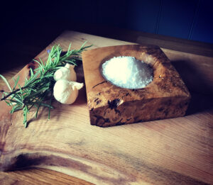 0CFBB073 EFFC 4E28 9E63 F53247B09885 Feature burr hardwood salt block with turned centre. Features much more rustic appearance and texture, occasionally with natural waney edge. Approximate size 10-12cm x 10-12cm x 3-8 cm thick.