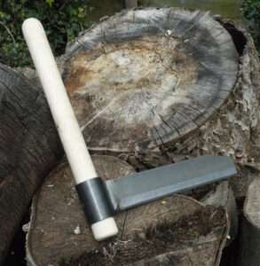froe This is a precision wood splitting tool, used with a wooden mallet. The blade is precision machined from good quality steel and the handle is polished hardwood.