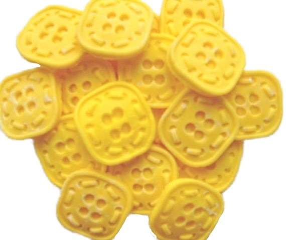 Inked18 Yellow Square Buttonsjpeg LI If you’re looking for colourful edible shaped buttons to decorate your cupcakes and cakes then these are ideal for all your special occasions. Offering a choice of many single and mixed colours that are sure to please. Note: we also have heart shaped buttons in same colours for those who would like to have a mix of each. 18 square shaped buttons Approx Size: 20mm wide