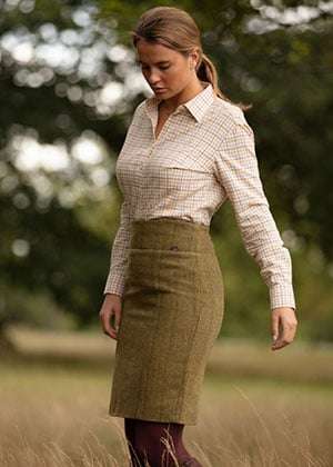 WINSLOW SKIRT Our simple but stylish Tweed Winslow Skirt is great for any purpose. Smart knee length skirt can be used for everyday wear around the town or heading out to any event Our Winslow skirt is made from the 60% Wool, 25% Polyester 11% Acrylic and 4% composed of other fibres, the tweed has been treated with Teflon which acts as a fabric protector, making this product long-lasting protection against oil- and water-based stains, dust and dry soil. Other features include 8 inch heavy duty concealed zip, fully lined, 5inch back vent opening and moleskin waistband Length of skirt measures below Size 8/10; 59cm Sizes 12/14; 60cm Sizes 16/18; 61cm Produced to the highest standards by a manufacturer of top-quality English country wear and derby clothing. Please check our size guide against your hat you would like to purchase.
