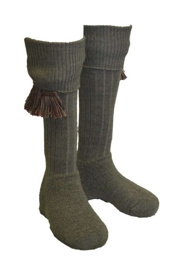 scarba derby Knitted in Merino Wool Acrylic Blend, keeping your feet dry and snugly comfortable, whilst technical quality of acrylic give the socks durability, longetivity and ease of care. All products are hand finished to ensure the finest quality, offering the warmth and comfort to ensure that you are properly kitted out for the British Countryside. Please check our side guide asainst the socks you wish to purchase. Please be advised that matching garters are exactly same colour as socks.