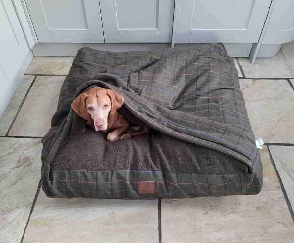 Collared Creatures Green Tweed Luxury Snuggle Sack Dog Bed - Image 3