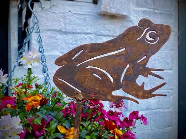 WELCOME TO THE RUSTIC GARDEN ART SHOP Here we have one of our. Small Exterior Rustic Rusty Metal Frog Toad Leaping Garden Stake Yard Art Sculpture Gift Sizes & Measurements: 13cm x 17cm Comes with a prong/stake - enabling easy placement & easy movement if needed.