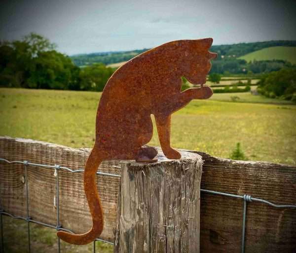 il fullxfull.2345183836 kudy scaled WELCOME TO THE RUSTIC GARDEN ART SHOP Here we have one of our. Exterior Rustic Rusty Metal Cat Washing Feline Garden Fence Topper Yard Art Gate Post Lawn Sculpture Gift Sizes & Measurements:
22cm x 18cm Made From 2mm Mild Steel.