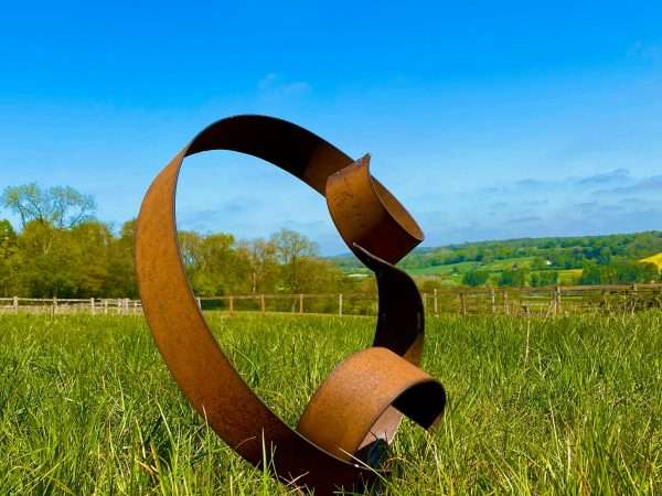 WELCOME TO THE RUSTIC GARDEN ART SHOP Here we have one of our. Exterior Rustic Abstract Ribbon Ring Rusty Metal Garden Stake Yard Art Lawn Centre Piece Flower Bed Sculpture Gift Sizes & Measurements:
60cm x 48cm x 25cm Material: 9cm width x 3mm thick Made From 3mm Mild Steel.