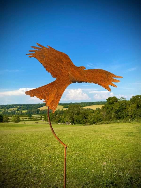 WELCOME TO THE RUSTIC GARDEN ART SHOP Here we have one of our. Large Exterior Single Rustic Metal Red Kite Bird Of Prey Garden Stake Yard Art Lawn / Flower Bed / Vegetable Patch Sculpture Gift Sizes & Measurements:
Kite:50cm x 77cm (excluding stake) ** PLEASE NOTE ALL STAKES ARE HAND BENT SO ARE NOT ALL THE SAME - APPROX 90CM** Made From 4mm Mild Steel.