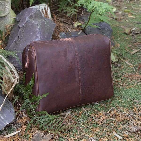 9007 w6 Keep your toiletries together in style with this durable yet classy wash-bag, made from dark brown oiled leather. With plenty of zipped pockets and storage options, it’s the ideal travel accessory. Hang it on the door for a practical and elegant way to save space in your bathroom. Perfect for both summer and winter trips.! Optional Personalisation