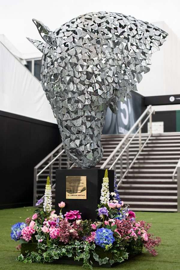 Horse Head Sculpture 2m - Image 2