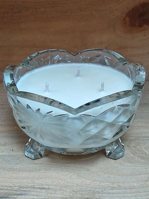 BBD01 03 <em><strong>SALE</strong></em> Hand-poured scented container candle. £2 postage and packaging.