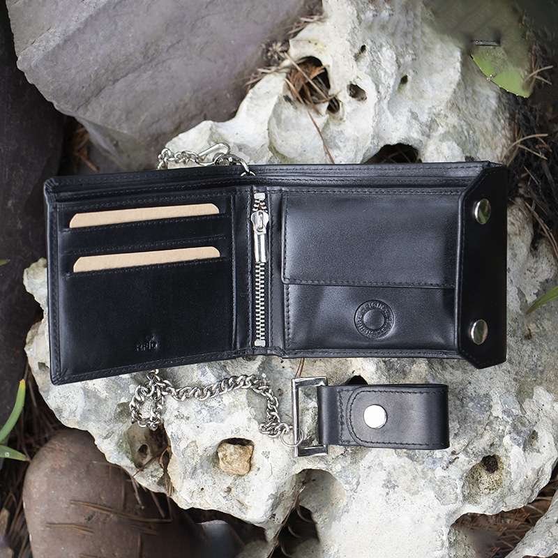 8201 BLK w2 You cannot beat the security and peace of mind you get when you know your wallet is securely chained to your belt. Everything about this wallet speaks of durability and style, from its genuine English Hide Leather construction and hand finishing, to its silver coloured hardware. Better still, it’s even RFID safe.