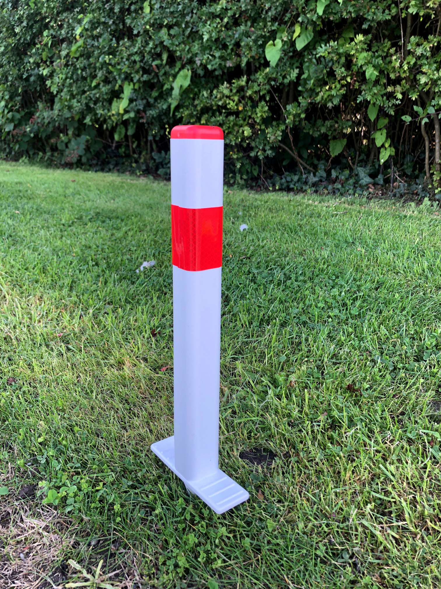 300 RED CAP RED REFLECTIVE GRASS SINGLE <h2>Deter road users from ruining your verges!</h2>